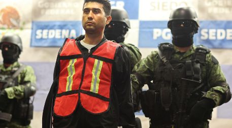 Varios soldados custodian a Erick Valencia Salazar, alias 