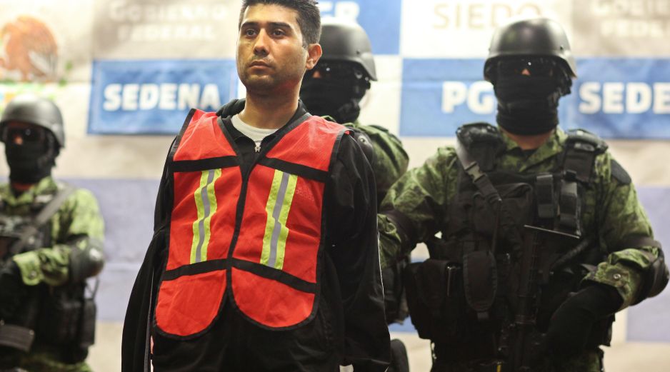 Varios soldados custodian a Erick Valencia Salazar, alias 