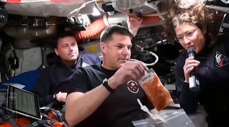 Tener un inodoro espacial no es tan genial como suena, y eso lo comprobaron los astronautas de Artemis II. EFE/NASA