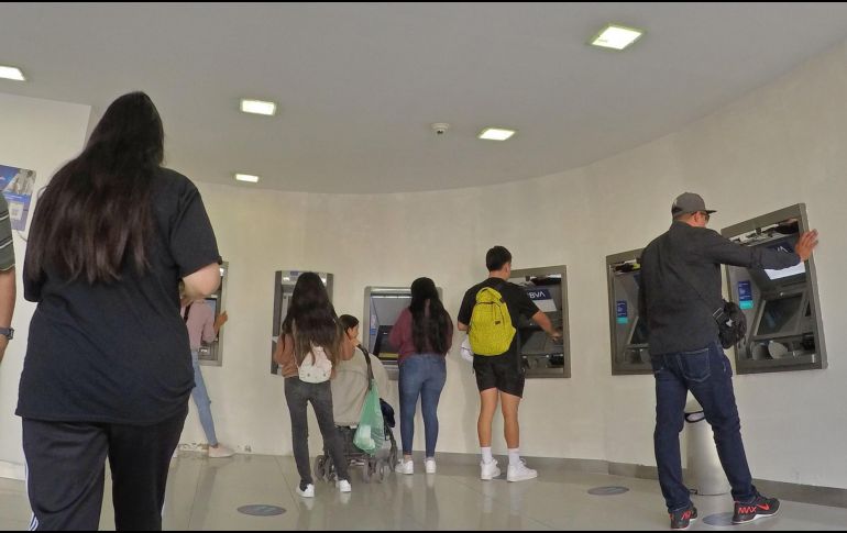Buscan que cada vez más mexicanos se unan a la banca para minimizar el uso de dinero en efectivo en el país. EL INFORMADOR/ARCHIVO
