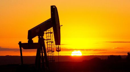 El mercado del petróleo registró un bajón en sus precios que de inmediato sacudió al panorama económico internacional. AP/ARCHIVO