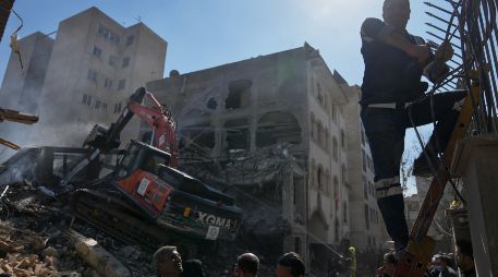 Bomberos y rescatistas en el lugar de un ataque aéreo que destruyó la mitad de la sinagoga Khorasaniha y edificios residenciales cercanos en Teherán, Irán. AP/F. Seco