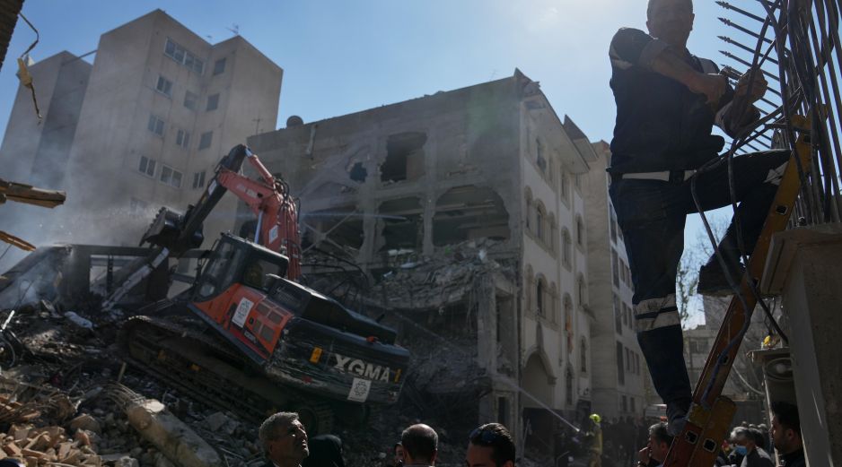 Bomberos y rescatistas en el lugar de un ataque aéreo que destruyó la mitad de la sinagoga Khorasaniha y edificios residenciales cercanos en Teherán, Irán. AP/F. Seco
