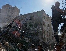 Bomberos y rescatistas en el lugar de un ataque aéreo que destruyó la mitad de la sinagoga Khorasaniha y edificios residenciales cercanos en Teherán, Irán. AP/F. Seco