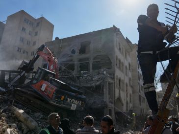 Bomberos y rescatistas en el lugar de un ataque aéreo que destruyó la mitad de la sinagoga Khorasaniha y edificios residenciales cercanos en Teherán, Irán. AP/F. Seco