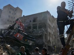 Bomberos y rescatistas en el lugar de un ataque aéreo que destruyó la mitad de la sinagoga Khorasaniha y edificios residenciales cercanos en Teherán, Irán. AP/F. Seco