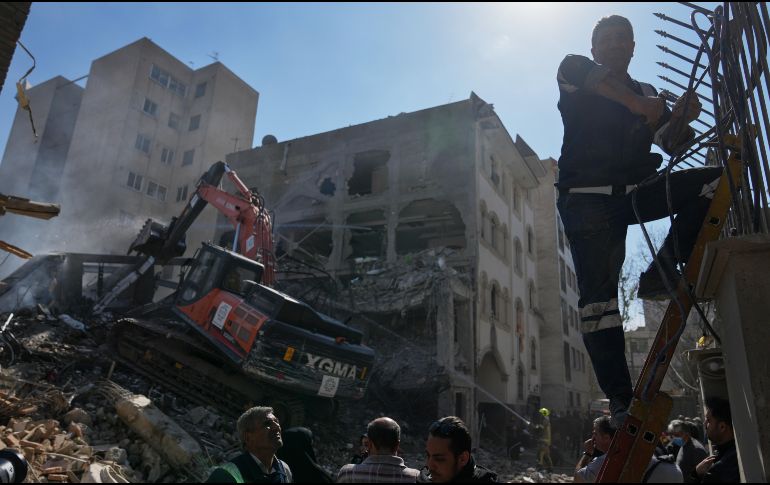 Bomberos y rescatistas en el lugar de un ataque aéreo que destruyó la mitad de la sinagoga Khorasaniha y edificios residenciales cercanos en Teherán, Irán. AP/F. Seco