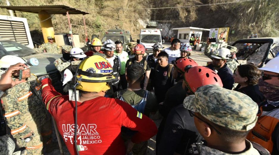 En el sitio continúan trabajando más de 350 brigadistas y rescatistas de los tres niveles de gobierno, incluyendo elementos de otras entidades. UEPCBJ