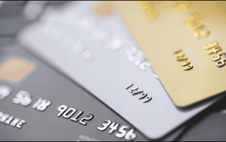 Las tarjetas de débito a diferencia de las de crédito, utiliza el dinero disponible del usuario al instante, sin generar deudas. CANVA