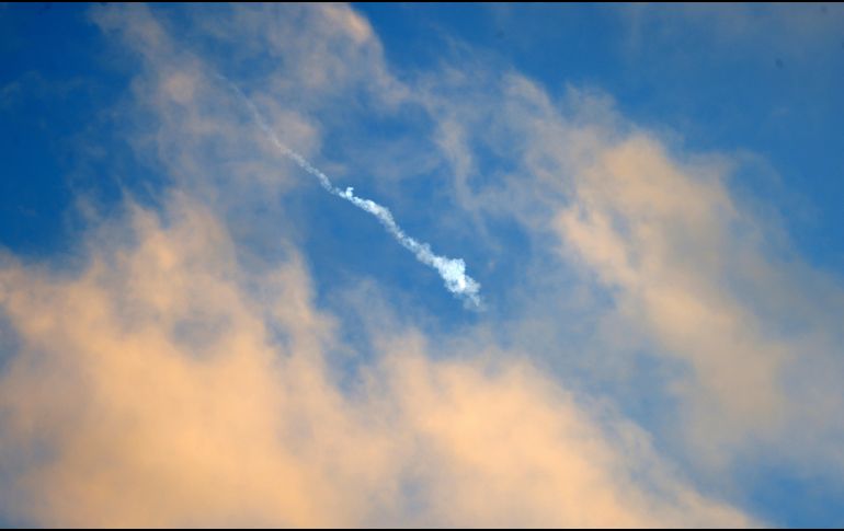 Un misil iraní cruza el cielo sobre la ciudad de Nablus, en Cisjordania, este 07 de abril de 2026. EFE/A. Badarneh