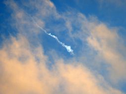 Un misil iraní cruza el cielo sobre la ciudad de Nablus, en Cisjordania, este 07 de abril de 2026. EFE/A. Badarneh