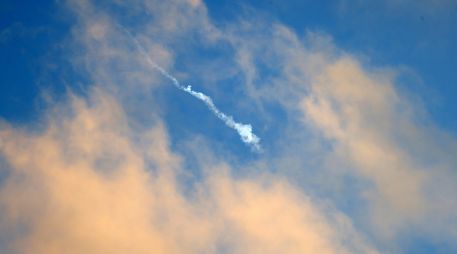 Un misil iraní cruza el cielo sobre la ciudad de Nablus, en Cisjordania, este 07 de abril de 2026. EFE/A. Badarneh