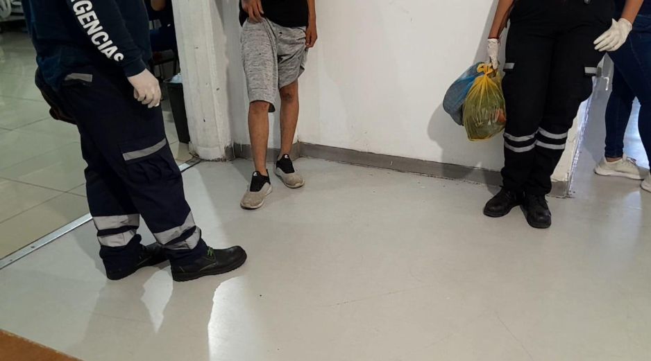 Un reporte hecho al número de emergencias 9-1-1 alertó a los oficiales sobre la presencia de un adolescente en dicha central, quien presentaba escoriaciones y lesiones en diversas partes del cuerpo. ESPECIAL