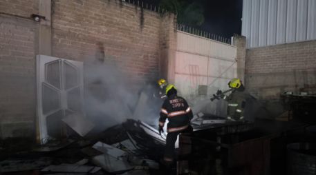 El incendio en Zapopan tuvo lugar en una fábrica de pizarrones de la colonia Los Cajetes, ubicada en el cruce de San Judas Tadeo y San Marcos. CORTESÍA/ Protección Civil y Bomberos de Zapopan.