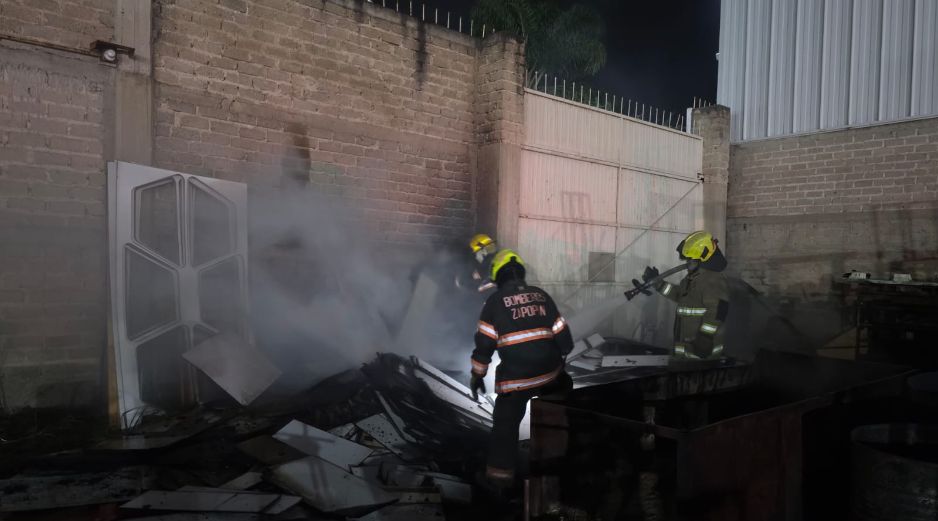 El incendio en Zapopan tuvo lugar en una fábrica de pizarrones de la colonia Los Cajetes, ubicada en el cruce de San Judas Tadeo y San Marcos. CORTESÍA/ Protección Civil y Bomberos de Zapopan.