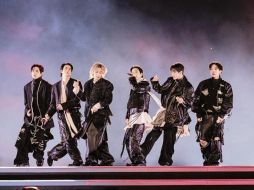 V, Jin, Jimin, Suga, Jungkook y J-Hope, actuando durante su concierto de regreso, en la plaza Gwanghwamun de Seúl. AFP