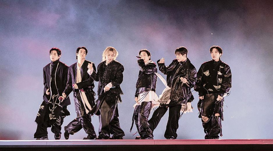 V, Jin, Jimin, Suga, Jungkook y J-Hope, actuando durante su concierto de regreso, en la plaza Gwanghwamun de Seúl. AFP