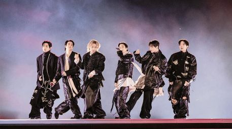 V, Jin, Jimin, Suga, Jungkook y J-Hope, actuando durante su concierto de regreso, en la plaza Gwanghwamun de Seúl. AFP