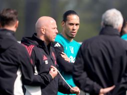 Virgil van Dijk (centro) y el técnico Arne Slot (segundo a la izquierda) durante un entrenamiento de Liverpool en la víspera del partido contra Paris Saint-Germain. AP/P.  Byrne