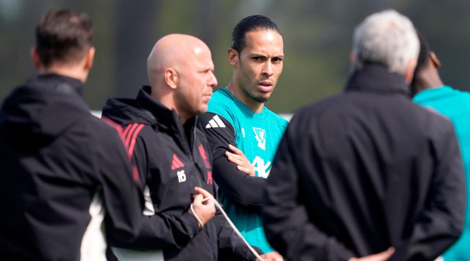 Virgil van Dijk (centro) y el técnico Arne Slot (segundo a la izquierda) durante un entrenamiento de Liverpool en la víspera del partido contra Paris Saint-Germain. AP/P.  Byrne