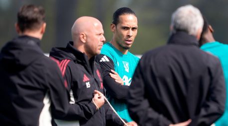 Virgil van Dijk (centro) y el técnico Arne Slot (segundo a la izquierda) durante un entrenamiento de Liverpool en la víspera del partido contra Paris Saint-Germain. AP/P.  Byrne