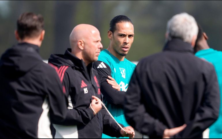 Virgil van Dijk (centro) y el técnico Arne Slot (segundo a la izquierda) durante un entrenamiento de Liverpool en la víspera del partido contra Paris Saint-Germain. AP/P.  Byrne