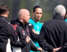 Virgil van Dijk (centro) y el técnico Arne Slot (segundo a la izquierda) durante un entrenamiento de Liverpool en la víspera del partido contra Paris Saint-Germain. AP/P.  Byrne