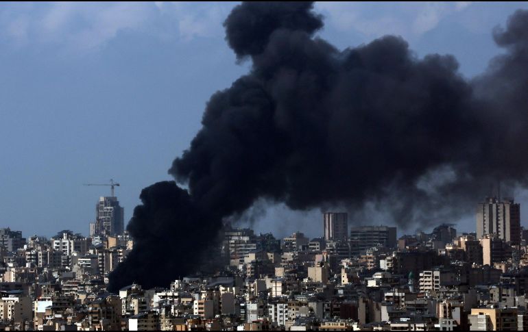 Israel lanzó un amplio ataque aéreo contra múltiples objetivos en todo el Líbano, muchos de ellos en el centro de Beirut, un día después de que Estados Unidos e Irán acordaran un alto el fuego para poner fin a las hostilidades entre ambos países. EFE/ W. HAMZEH