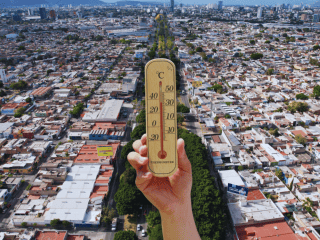 El punto más crítico de este fenómeno térmico ocurrirá entre las 15:00 y las 17:00 horas, momento en el que la sensación térmica podría ser aún mayor debido a la bajísima humedad del 13%. EL INFORMADOR / ARCHIVO / ESPECIAL / CANVA
