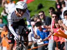 El ciclista mexicano Isaac del Tour (UAE) se retiró de la Itzulia tras sufrir una dura caída muy lejos de la línea de meta. AFP / ARCHIVO