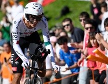 El ciclista mexicano Isaac del Tour (UAE) se retiró de la Itzulia tras sufrir una dura caída muy lejos de la línea de meta. AFP / ARCHIVO