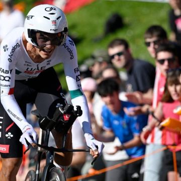 El ciclista mexicano Isaac del Tour (UAE) se retiró de la Itzulia tras sufrir una dura caída muy lejos de la línea de meta. AFP / ARCHIVO