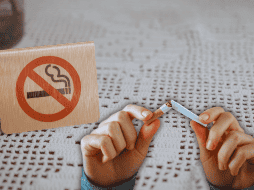 El humo del tabaco contiene miles de productos químicos tóxicos, de los cuales al menos 70 son altamente cancerígenos. ESPECIAL / CANVA