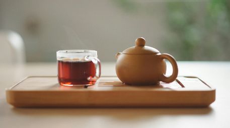 Se trata de una infusión reconfortante que combina la delicadeza floral de la manzanilla con el toque picante y revitalizante de la raíz de jengibre. UNSPLASH / M. KIM