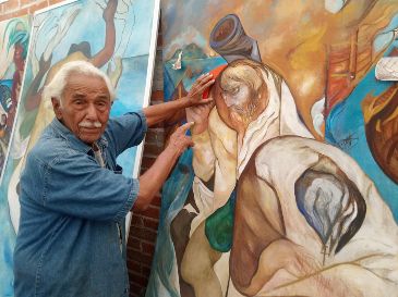 Melchor Peredo García mostrando uno de sus murales en Veracruz (Mexico).  EFE / ARCHIVO