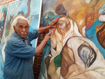 Melchor Peredo García mostrando uno de sus murales en Veracruz (Mexico).  EFE / ARCHIVO