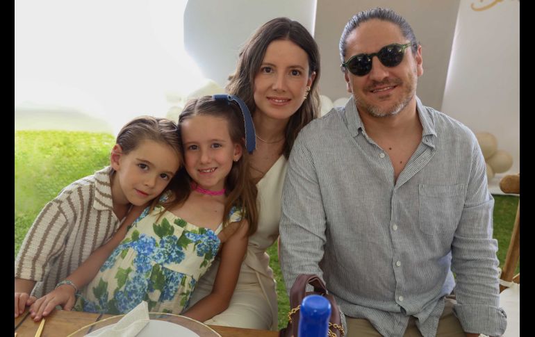 Mariano García, Simoneta García, Ana Sofía y Diego García. GENTE BIEN JALISCO / Bautizo Pía Palafox