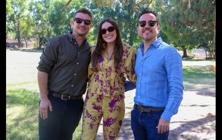 Juan Andrés, Sofía Lascuráin y Álvaro Valadez. GENTE BIEN JALISCO. Revista del 10 de abril 2026