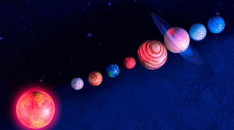 Este fenómeno astronómico crea una ilusión óptica en la que los planetas parecen alinearse desde la perspectiva de la Tierra. CANVA