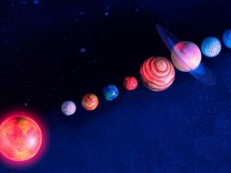 Este fenómeno astronómico crea una ilusión óptica en la que los planetas parecen alinearse desde la perspectiva de la Tierra. CANVA