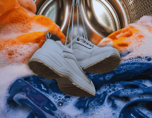 Por ningún motivo laves tus tenis solos; acompáñalos siempre con un par de toallas viejas que ya no uses para secarte el cuerpo. ESPECIAL / CANVA