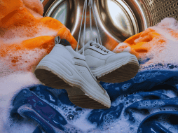 Por ningún motivo laves tus tenis solos; acompáñalos siempre con un par de toallas viejas que ya no uses para secarte el cuerpo. ESPECIAL / CANVA