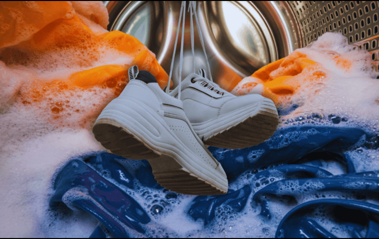 Por ningún motivo laves tus tenis solos; acompáñalos siempre con un par de toallas viejas que ya no uses para secarte el cuerpo. ESPECIAL / CANVA