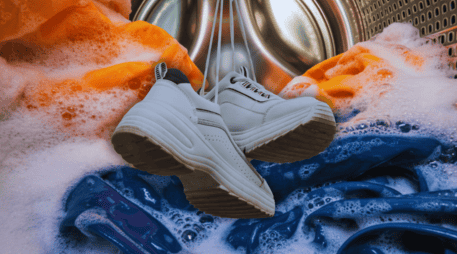 Por ningún motivo laves tus tenis solos; acompáñalos siempre con un par de toallas viejas que ya no uses para secarte el cuerpo. ESPECIAL / CANVA