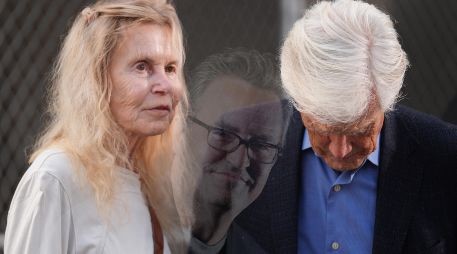 Suzanne Morrison, madre de Matthew Perry, y su esposo Keith Morrison, momentos antes de la sentencia presentada a Jasveen Sangha. AP / Damian Dovarganes