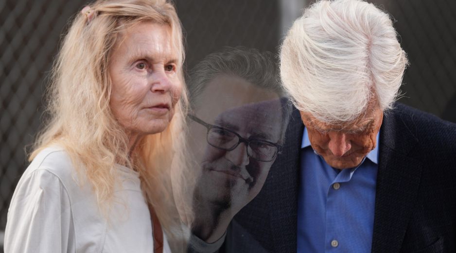 Suzanne Morrison, madre de Matthew Perry, y su esposo Keith Morrison, momentos antes de la sentencia presentada a Jasveen Sangha. AP / Damian Dovarganes