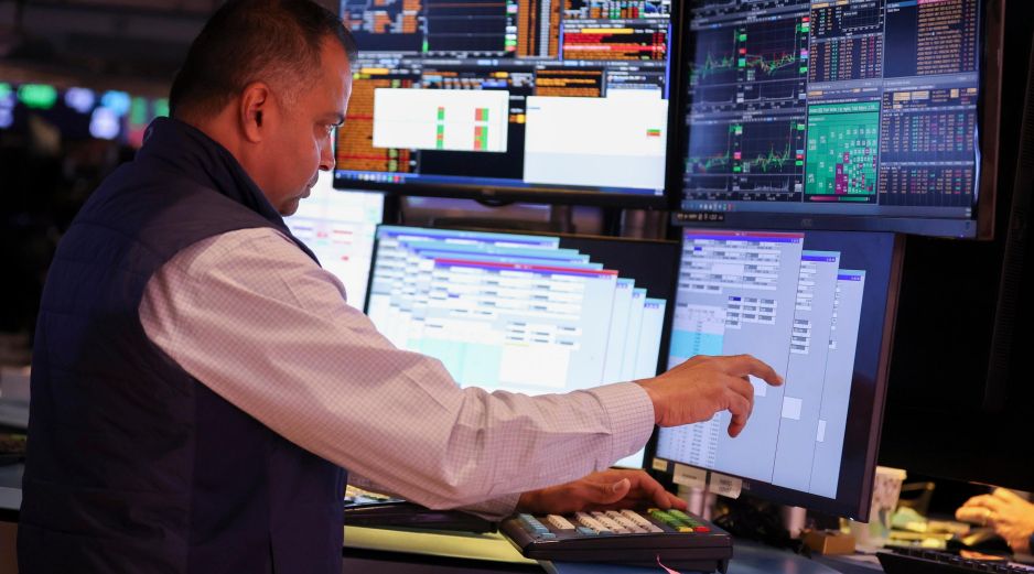 Mientras que el Dow Jones, Nasdaq y el S&P 500 subieron, el barril de petróleo WTI cayó más del 16 por ciento. EFE/S. Yenesel