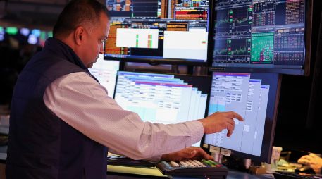 Mientras que el Dow Jones, Nasdaq y el S&P 500 subieron, el barril de petróleo WTI cayó más del 16 por ciento. EFE/S. Yenesel