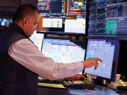 Mientras que el Dow Jones, Nasdaq y el S&P 500 subieron, el barril de petróleo WTI cayó más del 16 por ciento. EFE/S. Yenesel