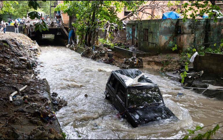 Los terrenos ya se encontraban saturados por semanas de lluvias continuas, lo que provocó escorrentías superficiales severas que agravaron las inundaciones de estas lluvias. EFE/O. Barría